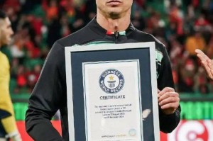 40岁C罗，射入第929球，现场获颁吉尼斯世界纪录证书