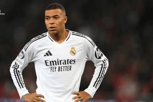 姆巴佩是 21 世纪以来第二位在西甲上半场被罚下的皇马前锋