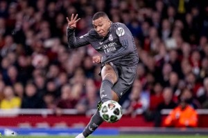 0-3惨败后，安切洛蒂帅位危机！伯纳乌能否见证皇马绝地逆转阿森纳？