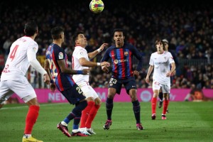 《西甲重磅！马德里竞技与巴塞罗那周日034狭路相逢，谁能称霸？》